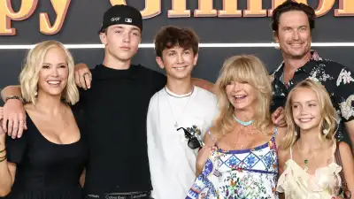 GettyImages-2226387488 Goldie Hawn Sweetly Brings Grandkids to Happy Gilmore 2 Premiere
