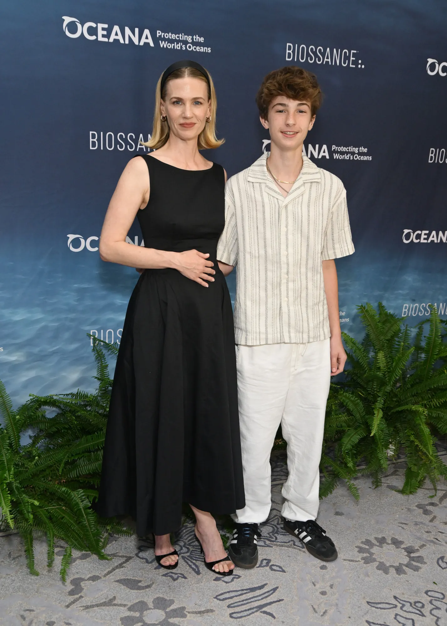 GettyImages-2227186567-January-Jones-Makes-Rare-Appearance-With-Son-Xander-at-SeaChange-Event