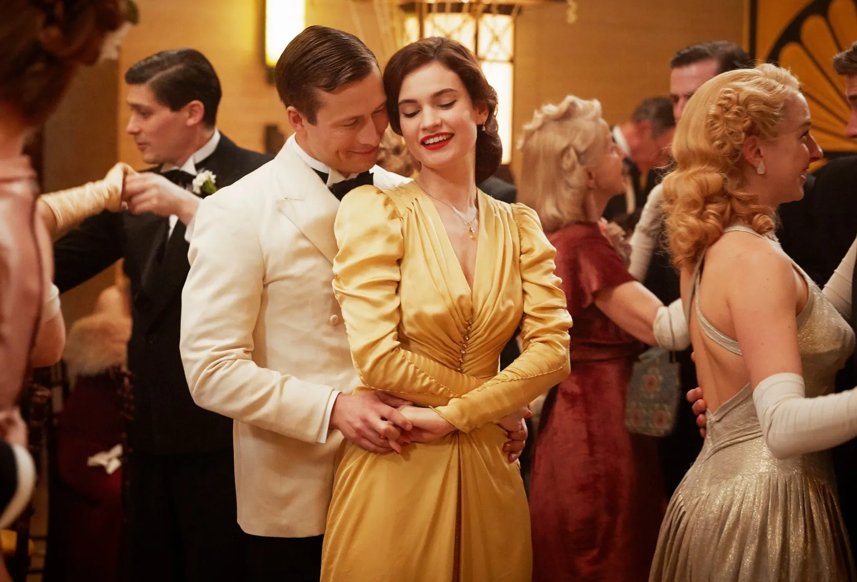 Glen Powell and Lily James inThe Guernsey Literary and Potato Peel Pie Society