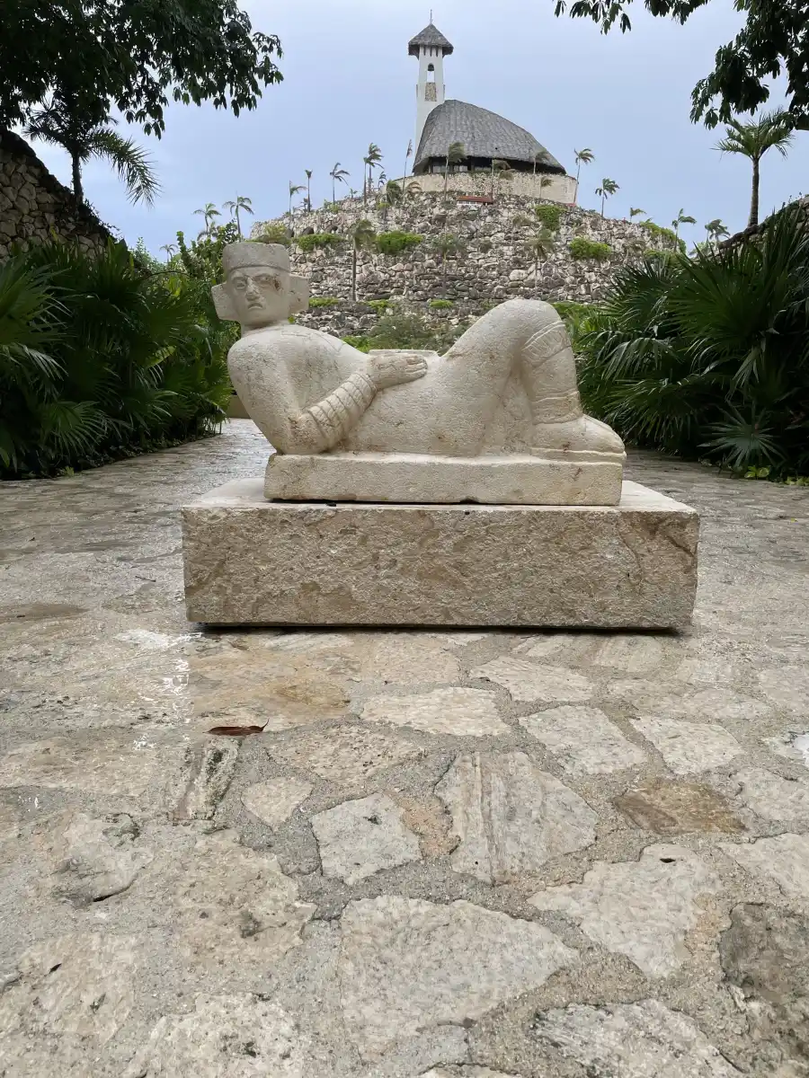 Chac Mool en una terraza del Hotel Xcaret Arte.