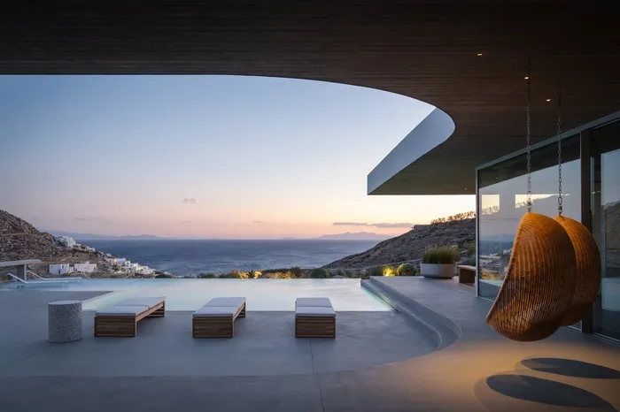 Inside &lsquo;Selling Sunset&rsquo; Star Amanda Lynn&rsquo;s $30M Deal to Sell Kanye West&rsquo;s Former Malibu Mansion Mykonos 