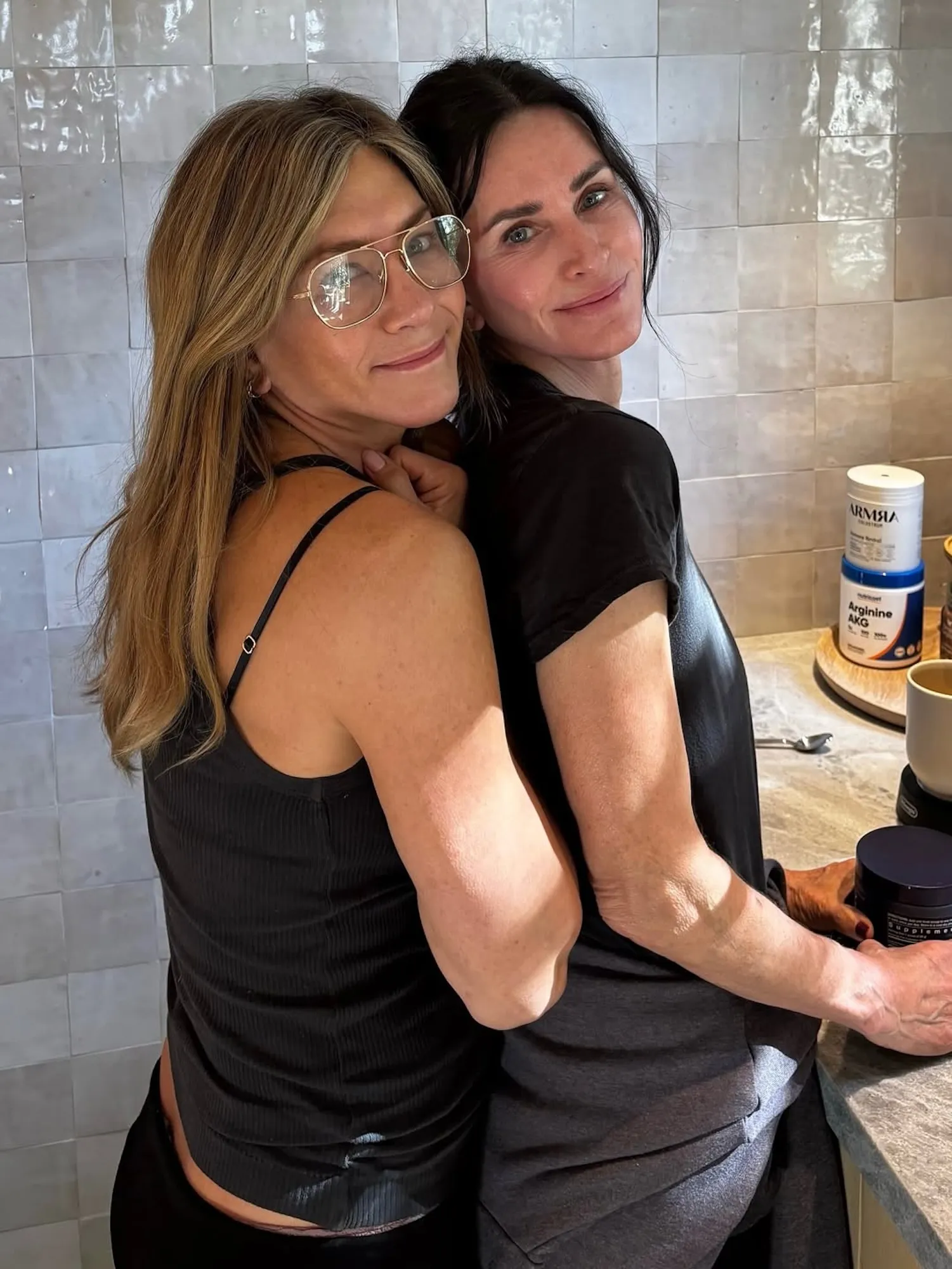 Jennifer Aniston and Courteney Cox Go Makeup-Free While Hugging in Stunning Photo