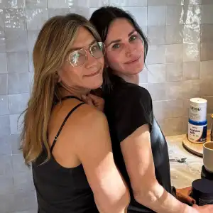 Jennifer Aniston and Courteney Cox Go Makeup-Free While Hugging in Stunning Photo