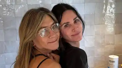 Jennifer Aniston and Courteney Cox Go Makeup-Free While Hugging in Stunning Photo
