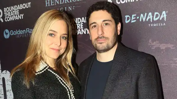 Jenny-Mollen-and-Jason-Biggs-GettyImages-1466975573