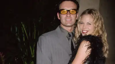Julian-McMahon-and-Brooke-Burns-GettyImages-1370650896