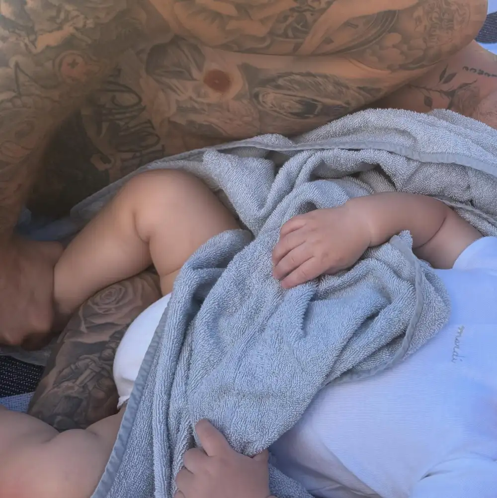 Justin Bieber se relaja con su beb&eacute; Jack tras lanzar un &aacute;lbum sorpresa