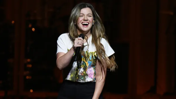 Kelly-Clarkson-GettyImages-2224788626-1