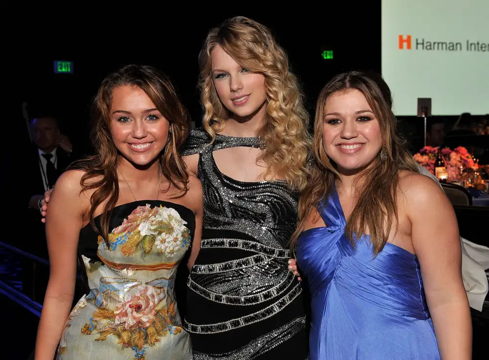 Kelly-Clarkson-and-Taylor-Swift-GettyImages-84689712