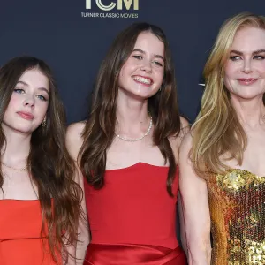 MEGA1130654_032-Nicole-Kidman-Poses-with-Daughter-Faith-in-ew-Beauty-Campaign