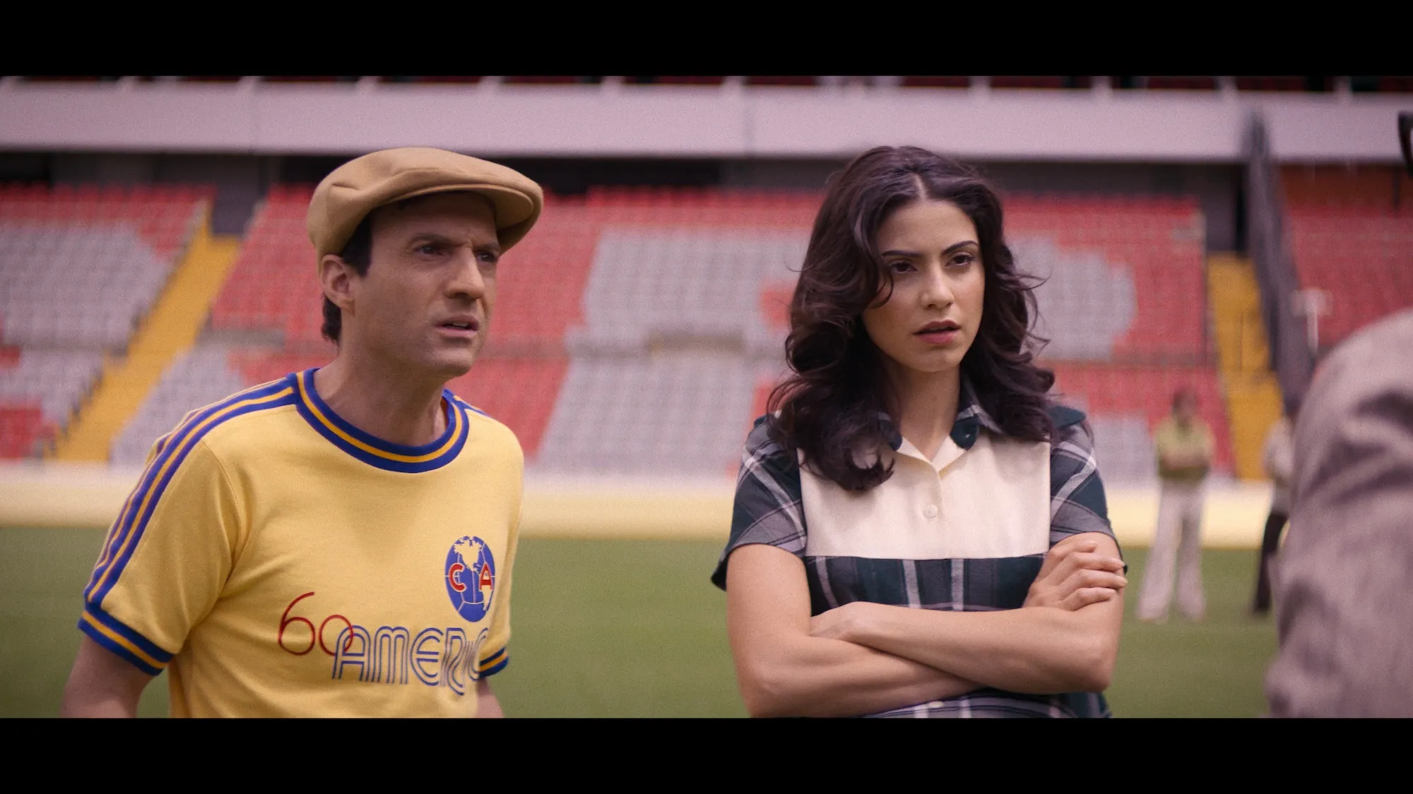 Pablo Cruz como Roberto Gómez Bolaños y Bárbara López como Maggie en la bioserie de Chespirito.