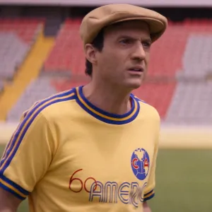 Pablo Cruz como Roberto Gómez Bolaños y Bárbara López como Maggie en la bioserie de Chespirito.