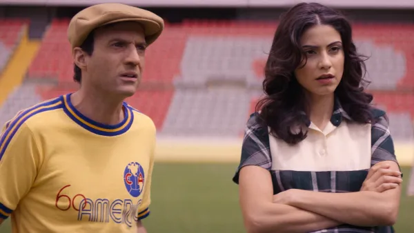 Pablo Cruz como Roberto Gómez Bolaños y Bárbara López como Maggie en la bioserie de Chespirito.