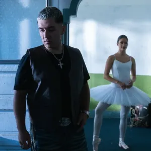 Eslabón Armado y su nuevo video "Dame un Chanze"