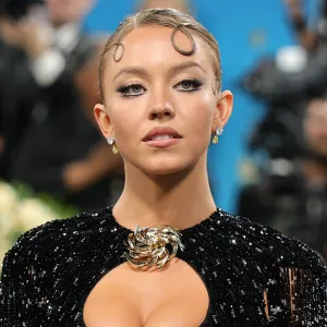 Sydney Sweeney’s Sleep Mask for Beautiful Youthful Lips Has Nearly 5,000 Rave Amazon Reviews