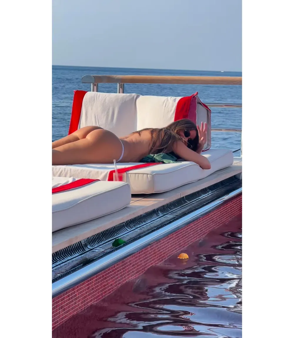 Sofia Vergara Goes Topless While Tanning 002