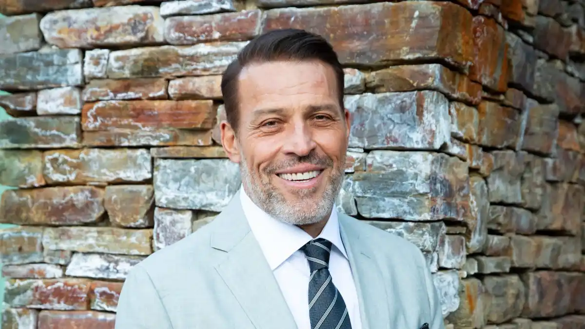 Tony Robbins Headshot