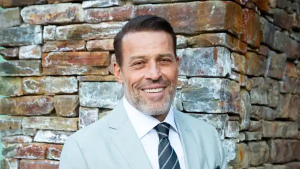 Tony Robbins Headshot