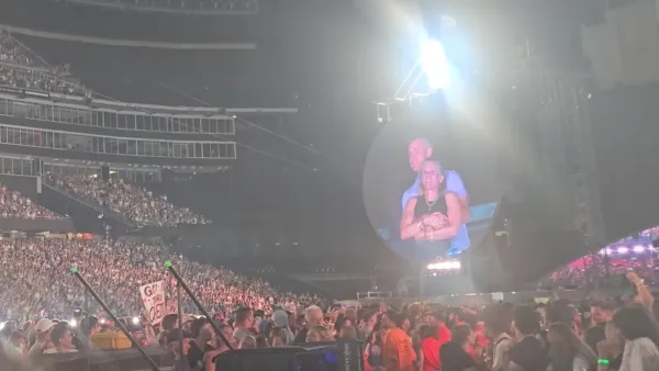 Viral-Jumbotron-Moments-Coldplay