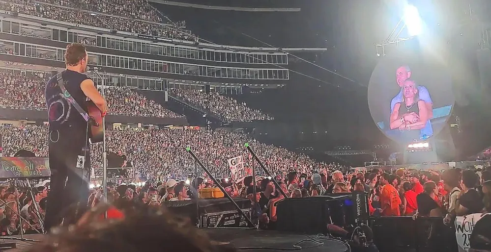 La mujer del video viral del concierto de Coldplay se emocion&oacute; al conocer al CEO Andy Byron al momento de su contrataci&oacute;n 010 011