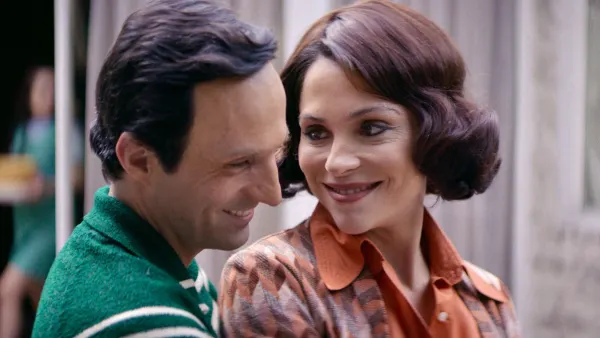 Pablo Cruz como Roberto Gómez Bolaños y Paulina Dávila como Graciela Fernández.