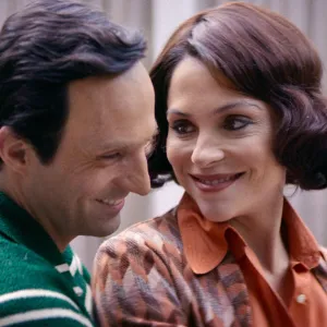 Pablo Cruz como Roberto Gómez Bolaños y Paulina Dávila como Graciela Fernández.