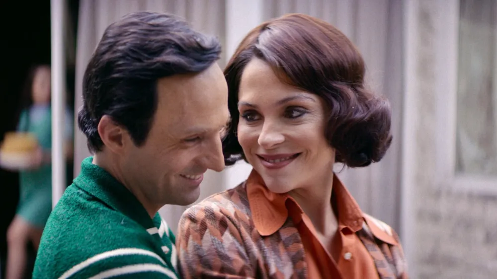 Pablo Cruz como Roberto G&oacute;mez Bola&ntilde;os y Paulina D&aacute;vila como Graciela Fern&aacute;ndez.