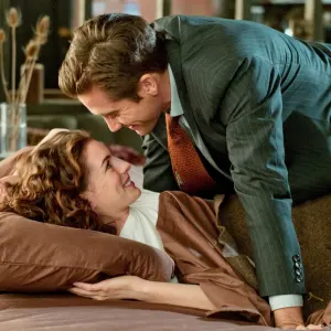 Anne Hathaway and Jake Gyllenhaal in Love & Other Drugs