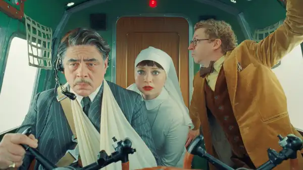 Benicio Del Toro, Mia Threapleton, Michael Cera in The Phoenician Scheme