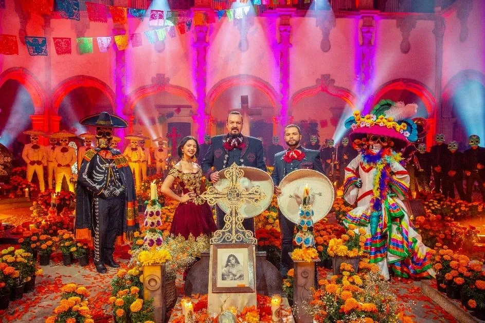 Pepe Aguilar con sus hijos Ángela y Leonardo