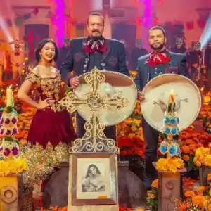 Pepe Aguilar con sus hijos Ángela y Leonardo