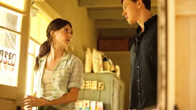 Daisy Edgar-Jones and Harris Dickinson in Where the Crawdads Sing