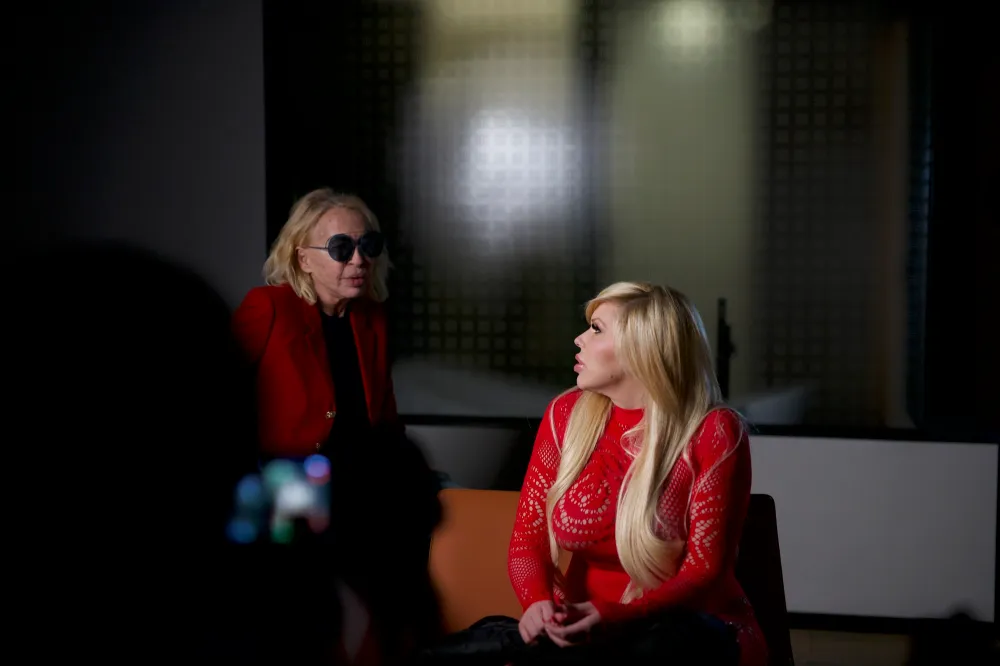 Laura Bozzo y su hija Alejandra de la Fuente en el documental de la conductora peruana.