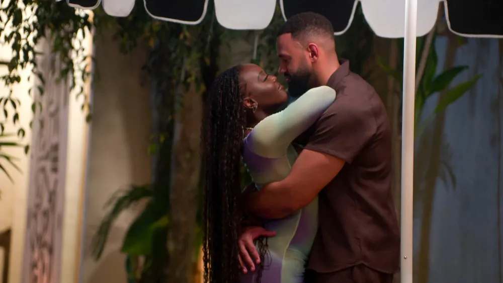 AD-and-Ollie-kiss-Perfect_Match_n_S3_E1_00_29_01_23R