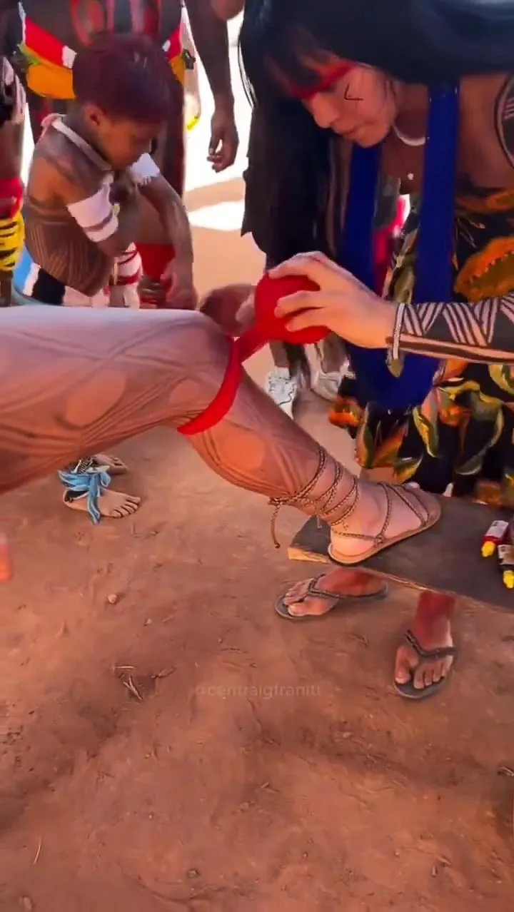 Anitta recibe pintura corporal como parte de la ceremonia Kuarup en Xingu 1