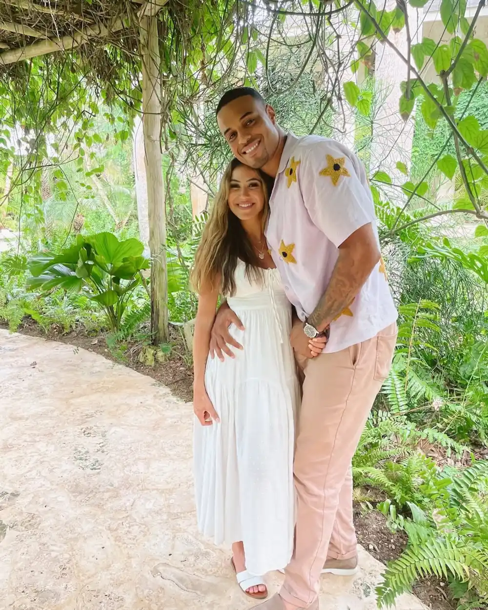 Bachelors Juliana Pasquarosa Makes More Money With Social Media Than Her Job Grant Ellis