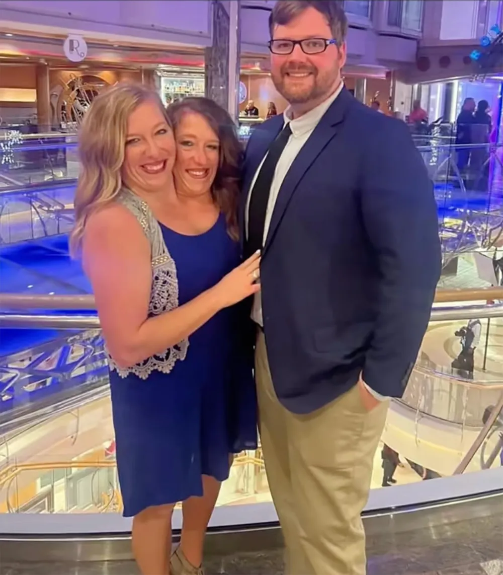 Las siamesas Abby y Brittany Hensel fueron vistas en una rara salida