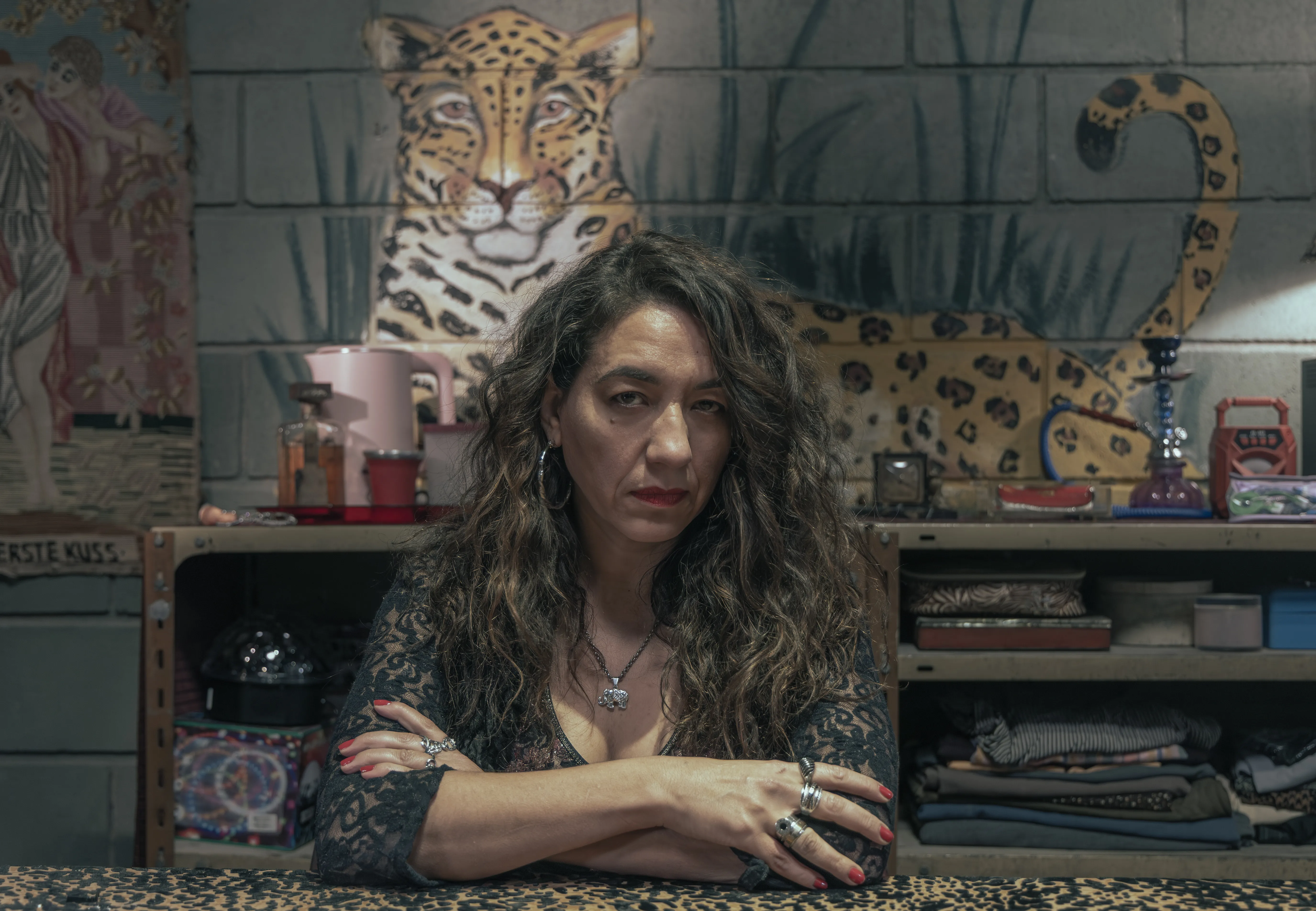 En el Barro. Lorena Vega as La Zurda in En el Barro. Cr. Consuelo Oppizzi / Netflix ©2025