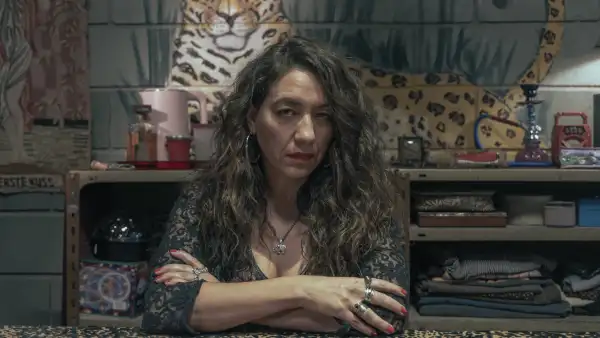 En el Barro. Lorena Vega as La Zurda in En el Barro. Cr. Consuelo Oppizzi / Netflix ©2025