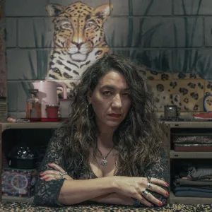 En el Barro. Lorena Vega as La Zurda in En el Barro. Cr. Consuelo Oppizzi / Netflix ©2025