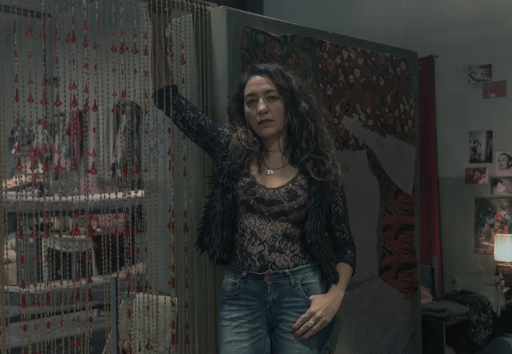 En el Barro. Lorena Vega as La Zurda in En el Barro. Cr. Consuelo Oppizzi / Netflix &copy;2025