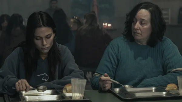 Valentina Zenere y Ana Garibaldi, en la serie 'En el barro'.