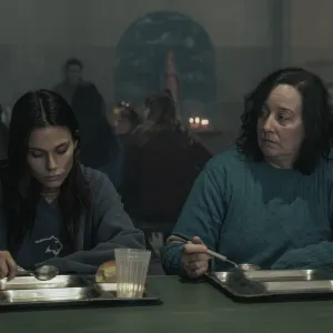 Valentina Zenere y Ana Garibaldi, en la serie 'En el barro'.