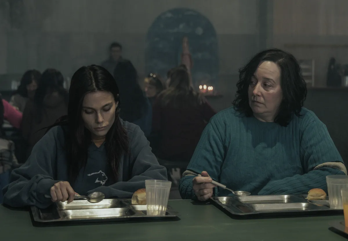 Valentina Zenere y Ana Garibaldi, en la serie 'En el barro'.