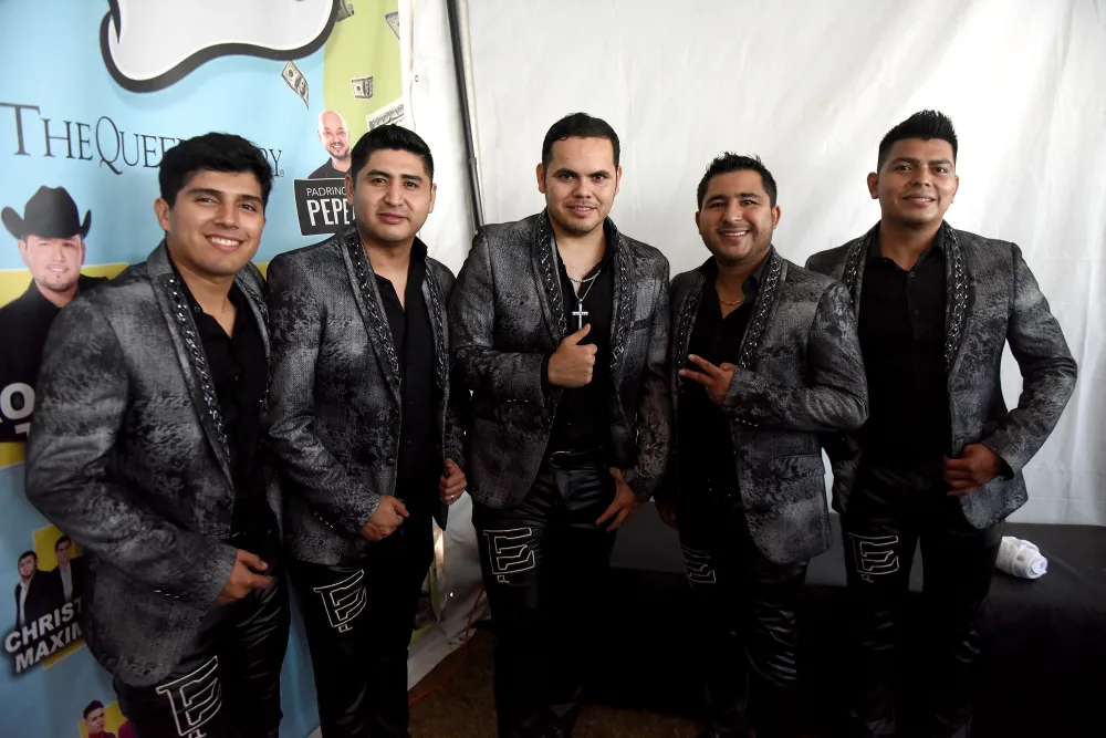 Ernesto Barajas levantando el pulgar con la agrupaci&oacute;n 'Enigma Norte&ntilde;o'.