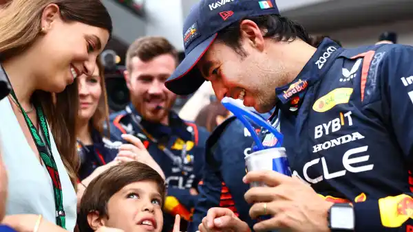 Carola, su hijo Sergio Jr. y Sergio "Checo" Pérez, piloto mexicano de F1