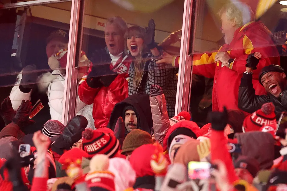 Taylor Swift Is a Football Fan!