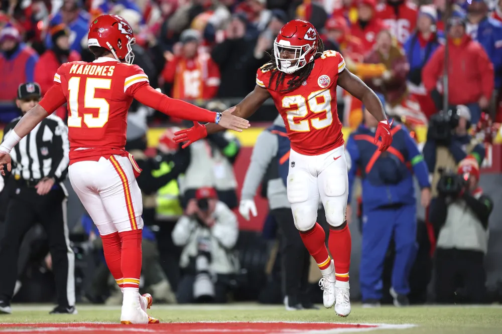 GettyImages-2196105094 Patrick Mahomes Kareem Hunt AFC Title Game