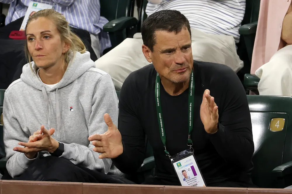 Tennis Star Emma Navarros Family Guide Meet Her Billionaire Parents