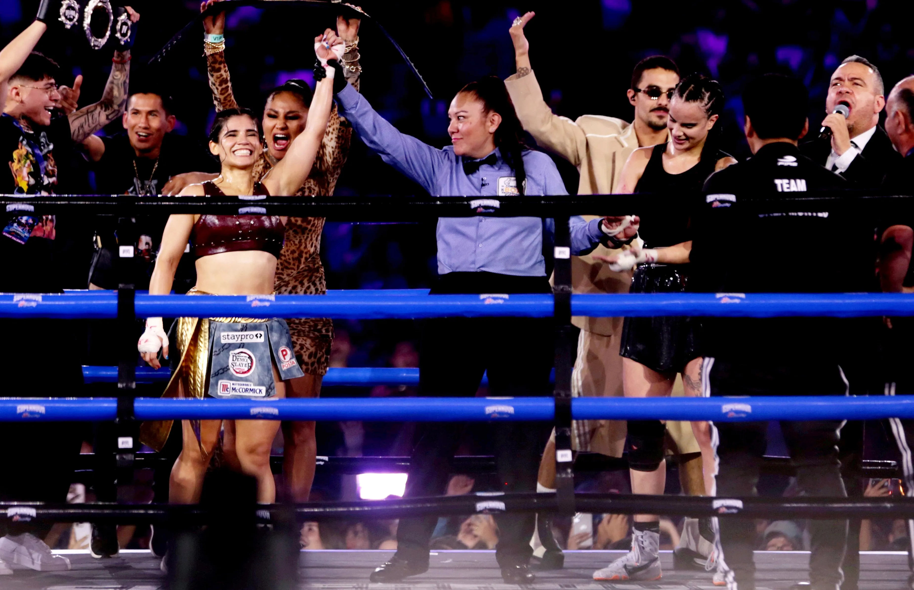 Alana Flores en su triunfo sobre la actriz Gala Montes en la Ciudad de México.